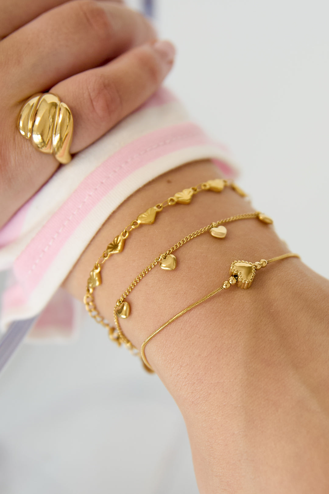 Armband mit kleinen baumelnden Herzen
