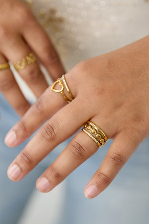 Dreilagiger Ring mit runden Details und Steinen