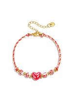 Geflochtenes Armband mit Muster und Herzperlen