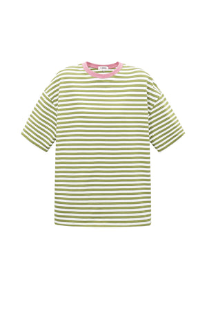 Das bunt gestreifte T-Shirt