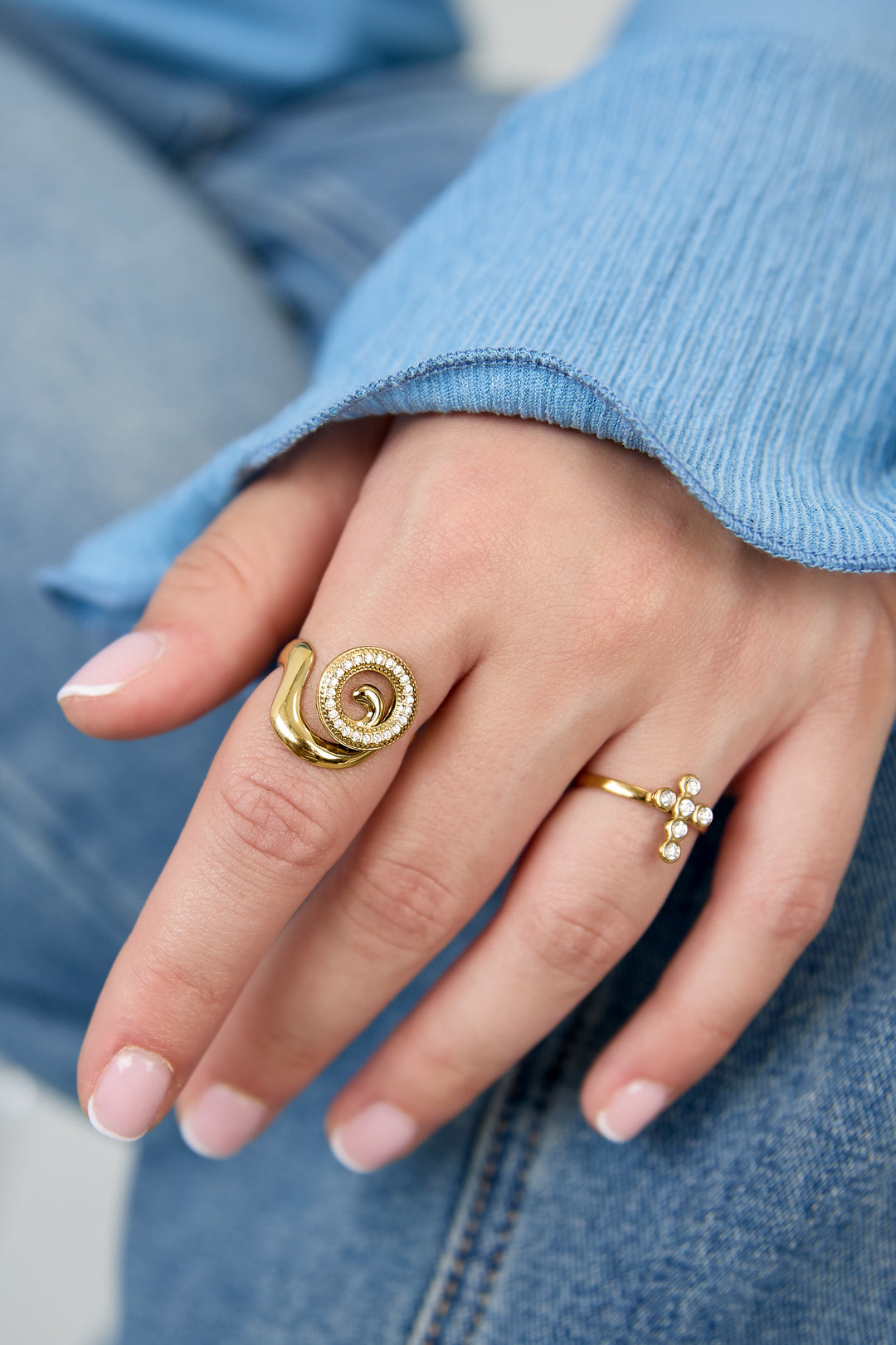 Statement-Ring mit spiralförmiger Muschelform und Steinen