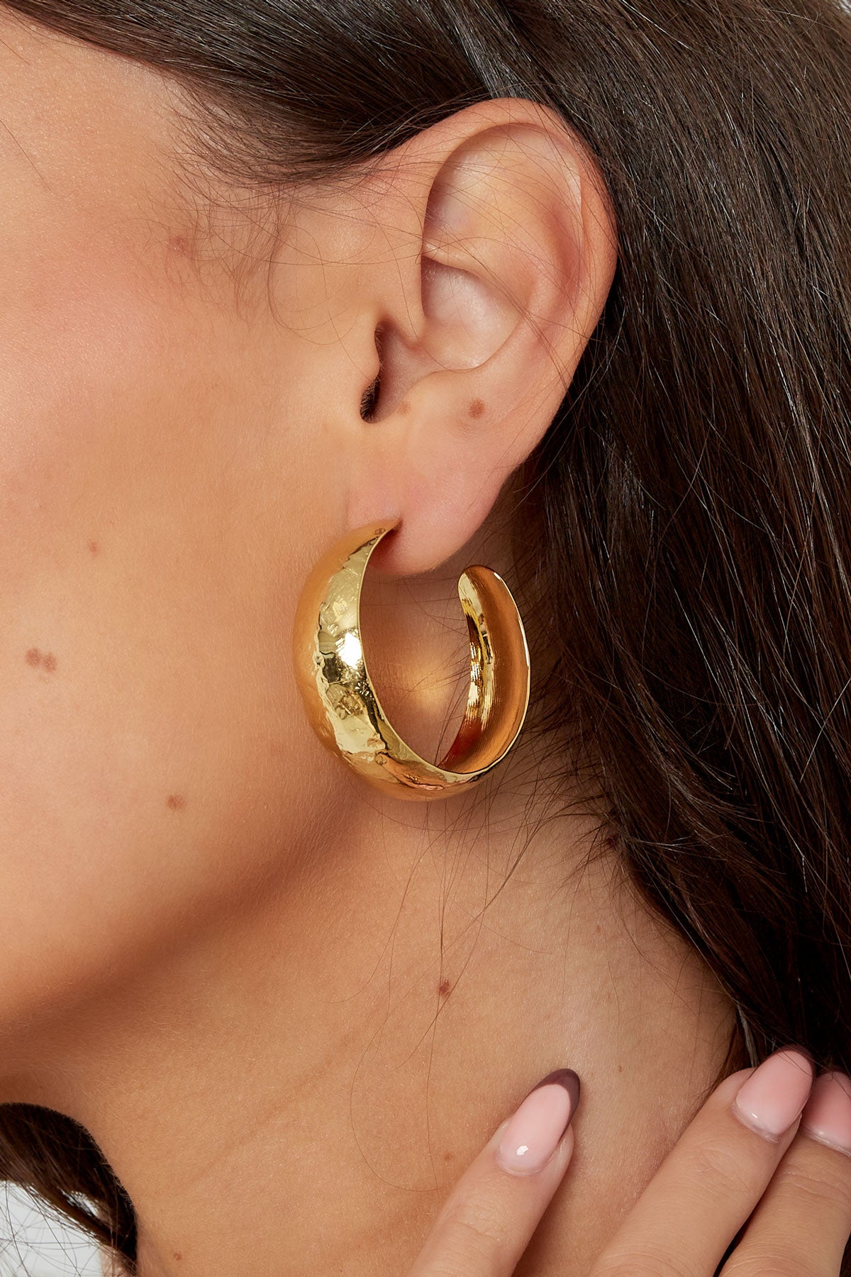 Ohrringe mit dezenter Struktur – Goldfarbe - Goldfarbefarbe