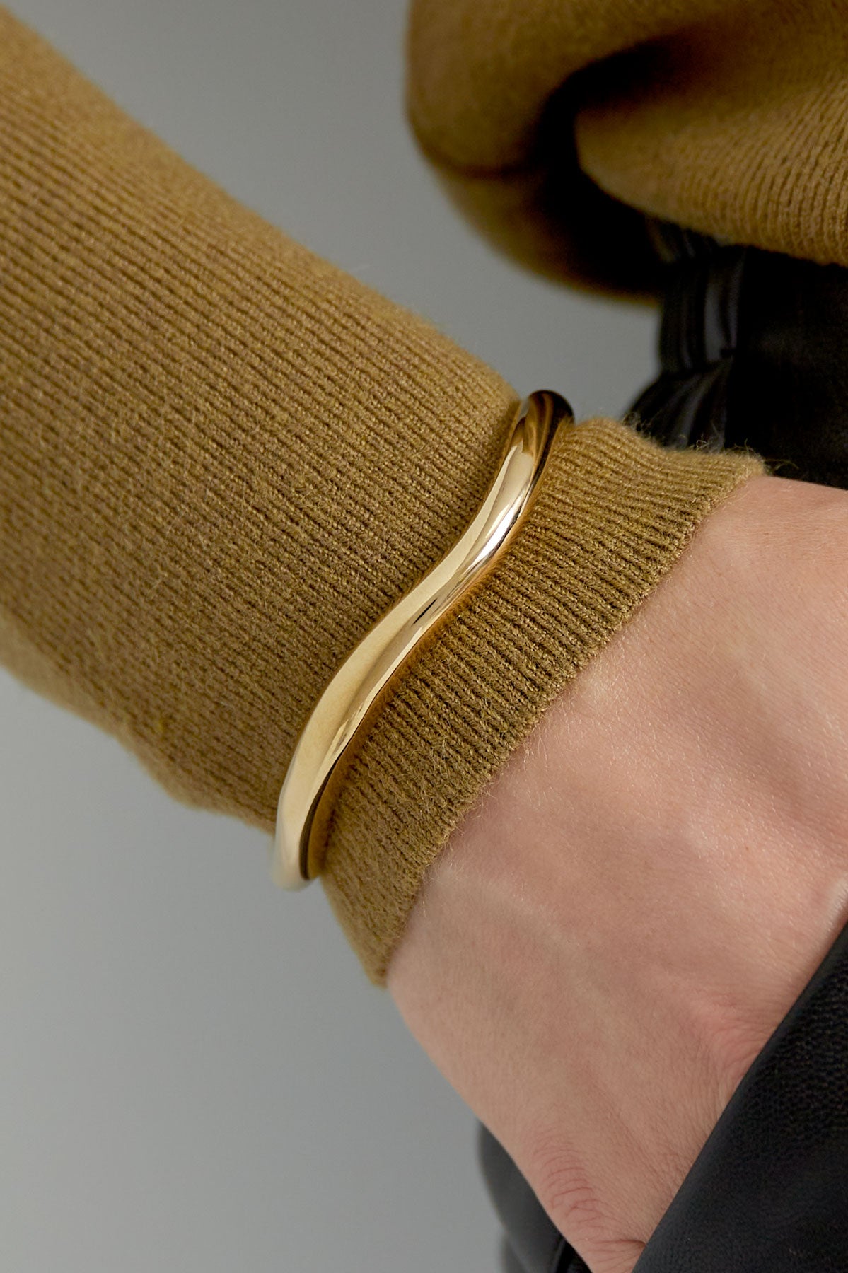 Yehwang Armreif Good Babe in Gold, getragen, Detailansicht