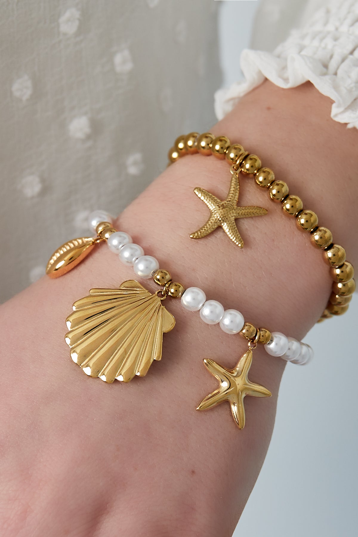 Perlenarmband mit Meeresanhängern - Goldfarben