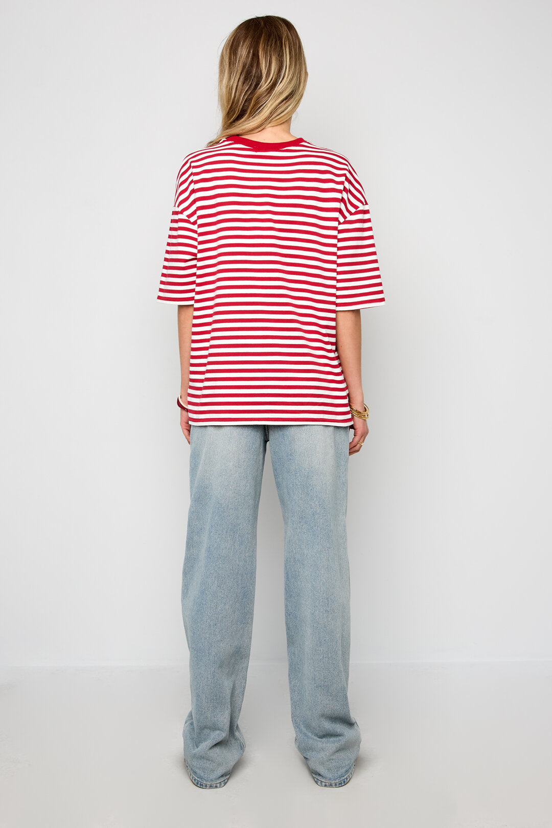 Das bunt gestreifte T-Shirt