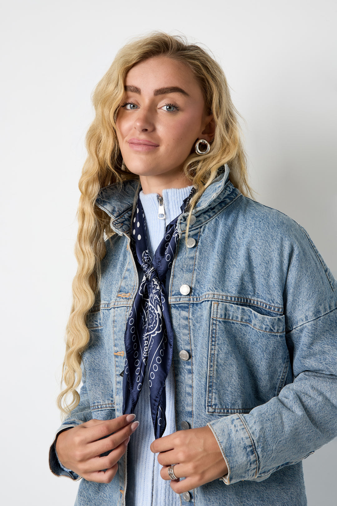 Winterschals mit Polka Dots im Retro-Stil aus Kunstseide – Accessoires für jeden Tag