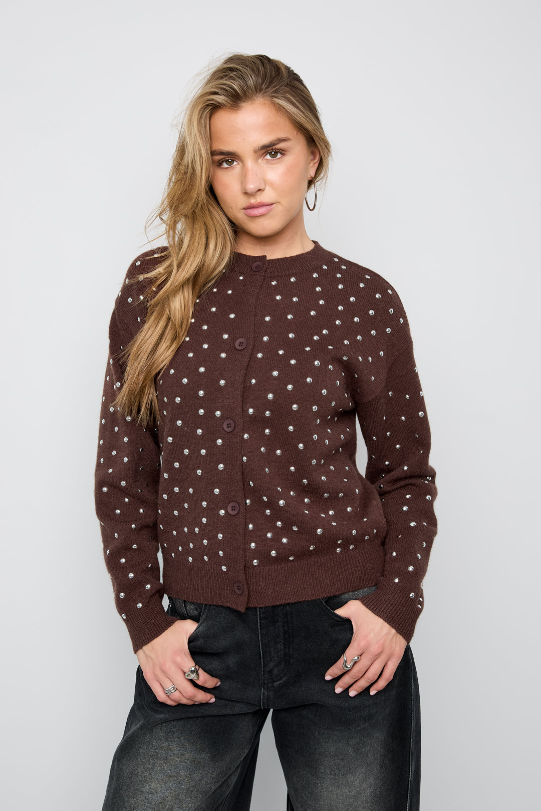 Der mit Nieten besetzte Pullover mit Knöpfen