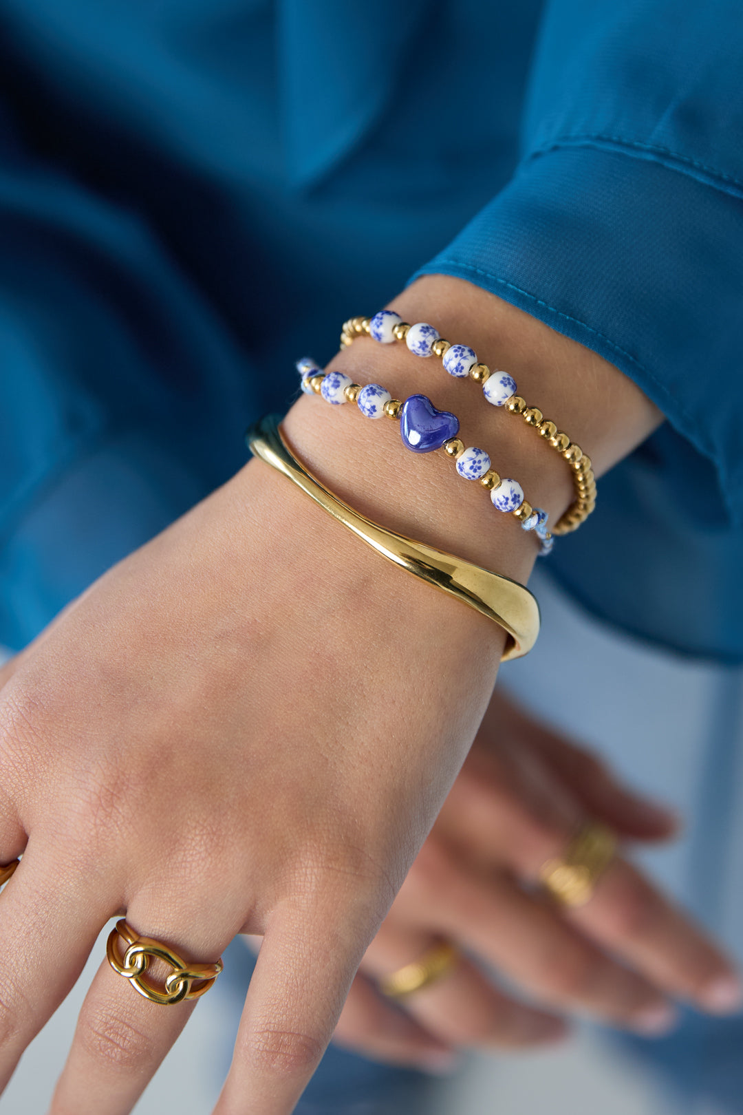 Massives Perlenarmband mit Perlen in blauem Blumenmuster