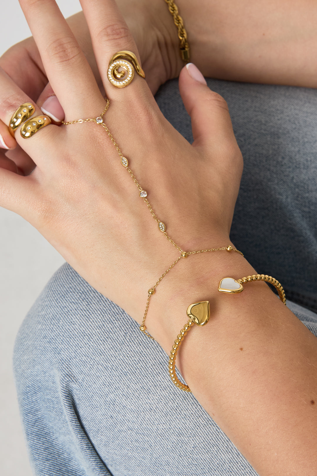 Symmetrisch gepunktetes Armband mit detaillierten Enden