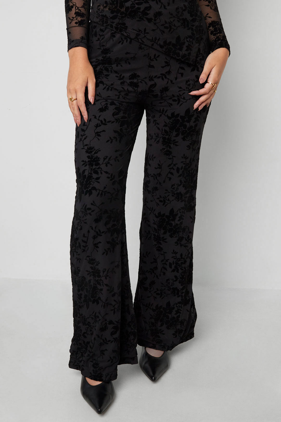 Mesh-Hose mit floralem Wildledermuster – passend zum Outfit