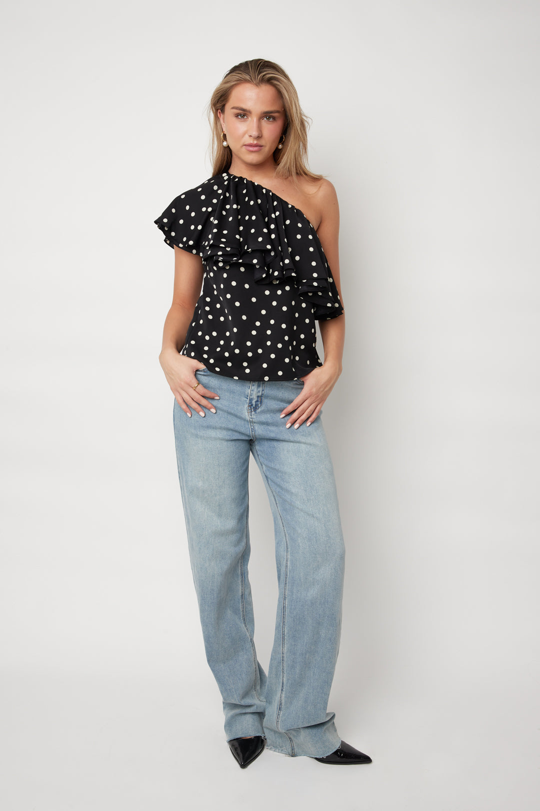 Ein-Schulter-Top mit Polka-Dots