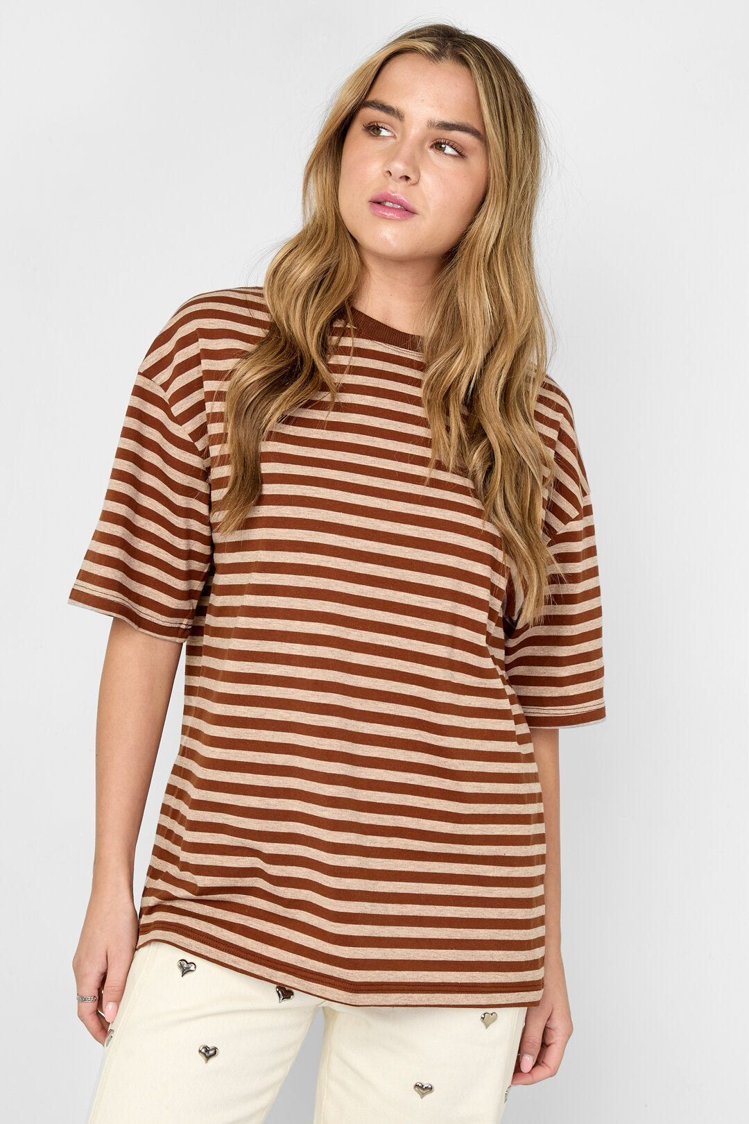 Das bunt gestreifte T-Shirt