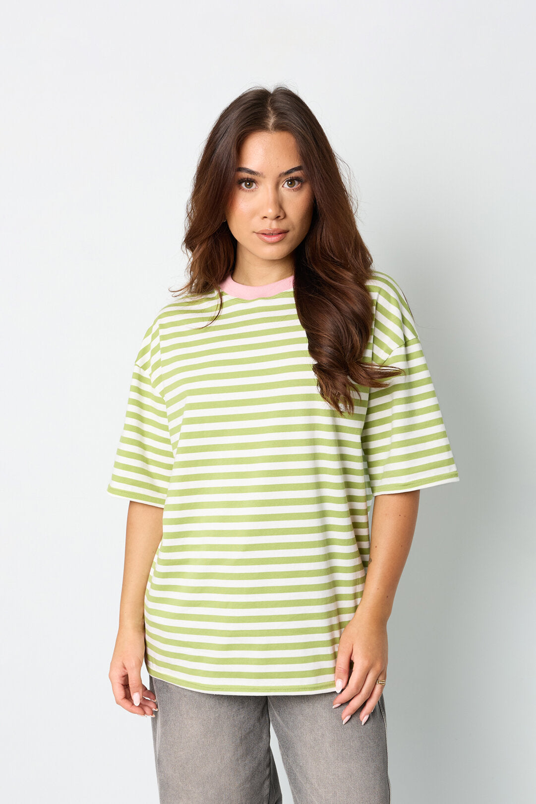 Das bunt gestreifte T-Shirt