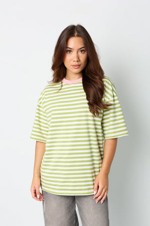 Das bunt gestreifte T-Shirt