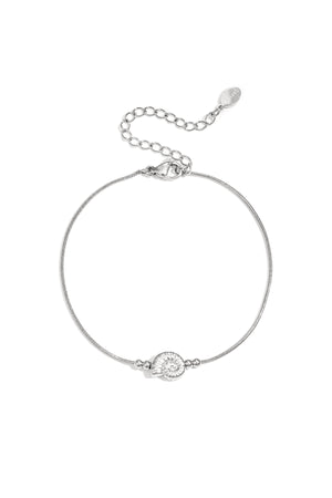 Minimalistisches Armband mit spiralförmiger Muschel