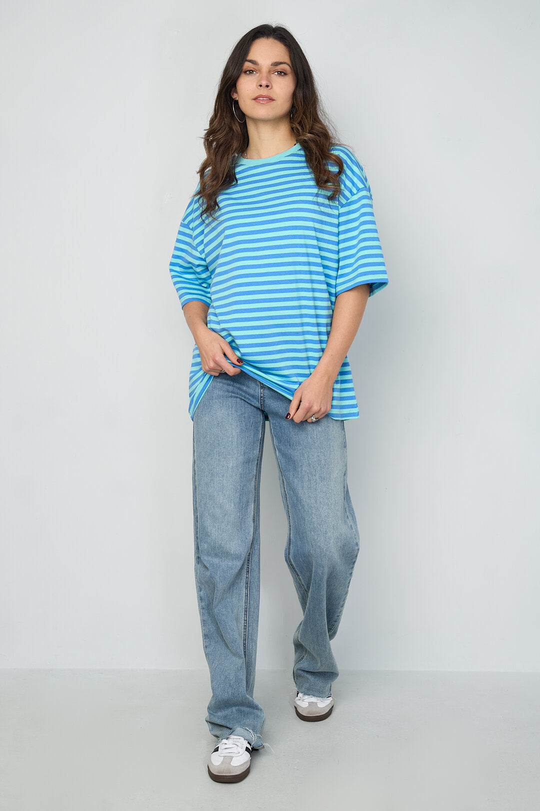 Das bunt gestreifte T-Shirt