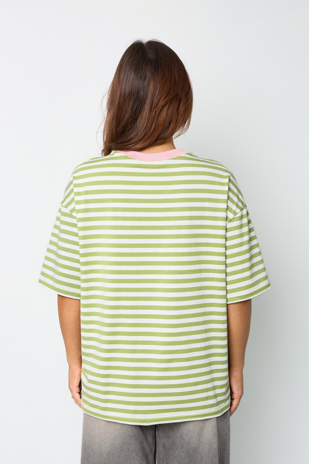 Das bunt gestreifte T-Shirt
