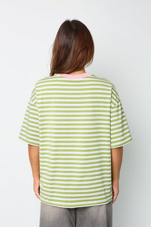 Das bunt gestreifte T-Shirt