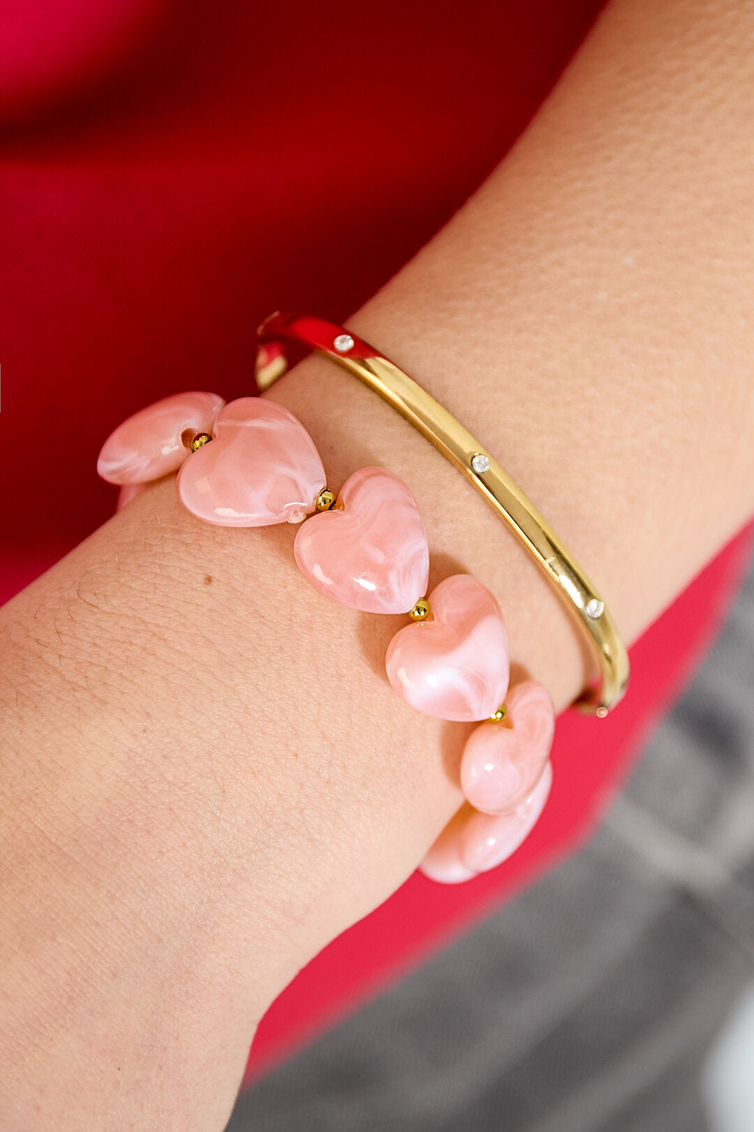 Armband mit herzförmigen Perlen