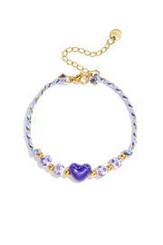 Geflochtenes Armband mit Muster und Herzperlen