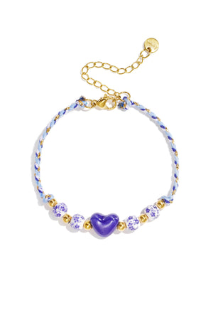 Geflochtenes Armband mit Muster und Herzperlen