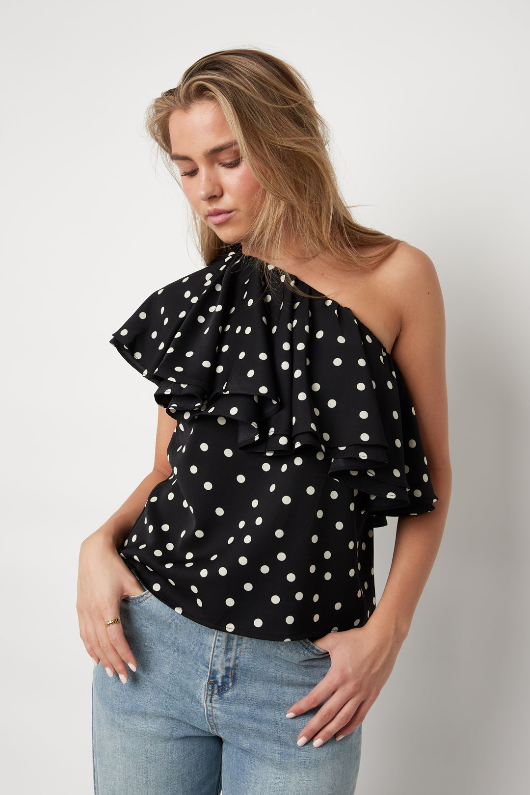Ein-Schulter-Top mit Polka-Dots