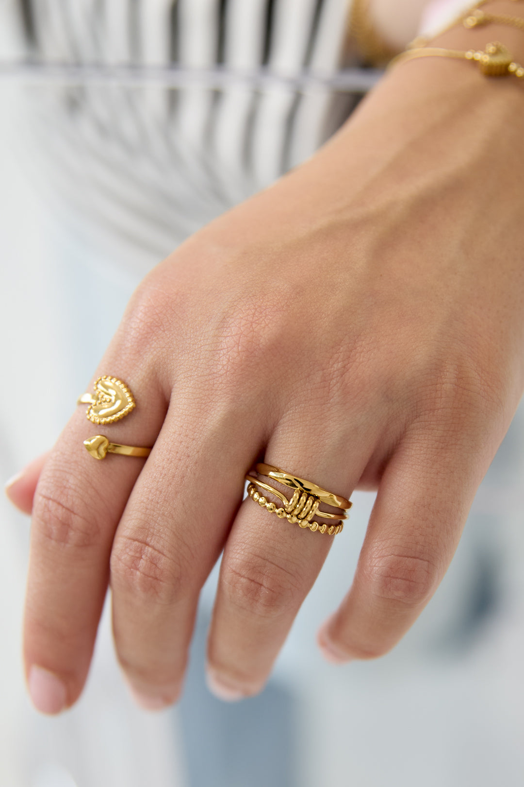Mehrlagiger Ring mit minimalistischem gedrehtem Detail
