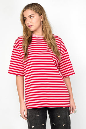 Das bunt gestreifte T-Shirt