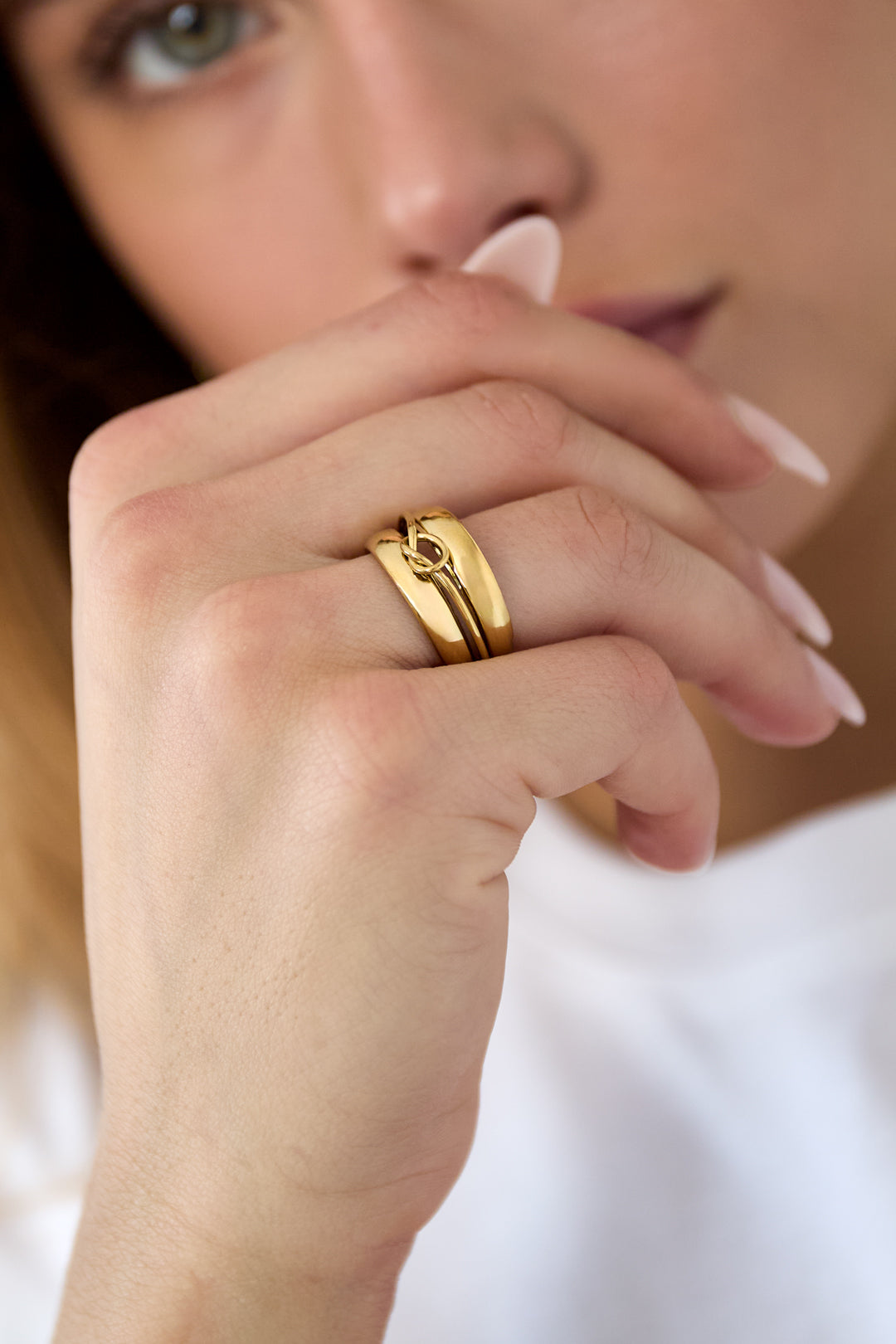 Mehrlagiger Ring mit minimalistischem gedrehtem Detail