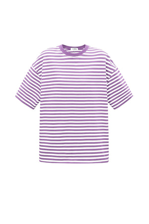 Das bunt gestreifte T-Shirt