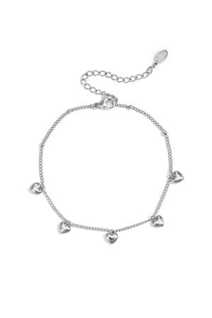 Armband mit kleinen baumelnden Herzen
