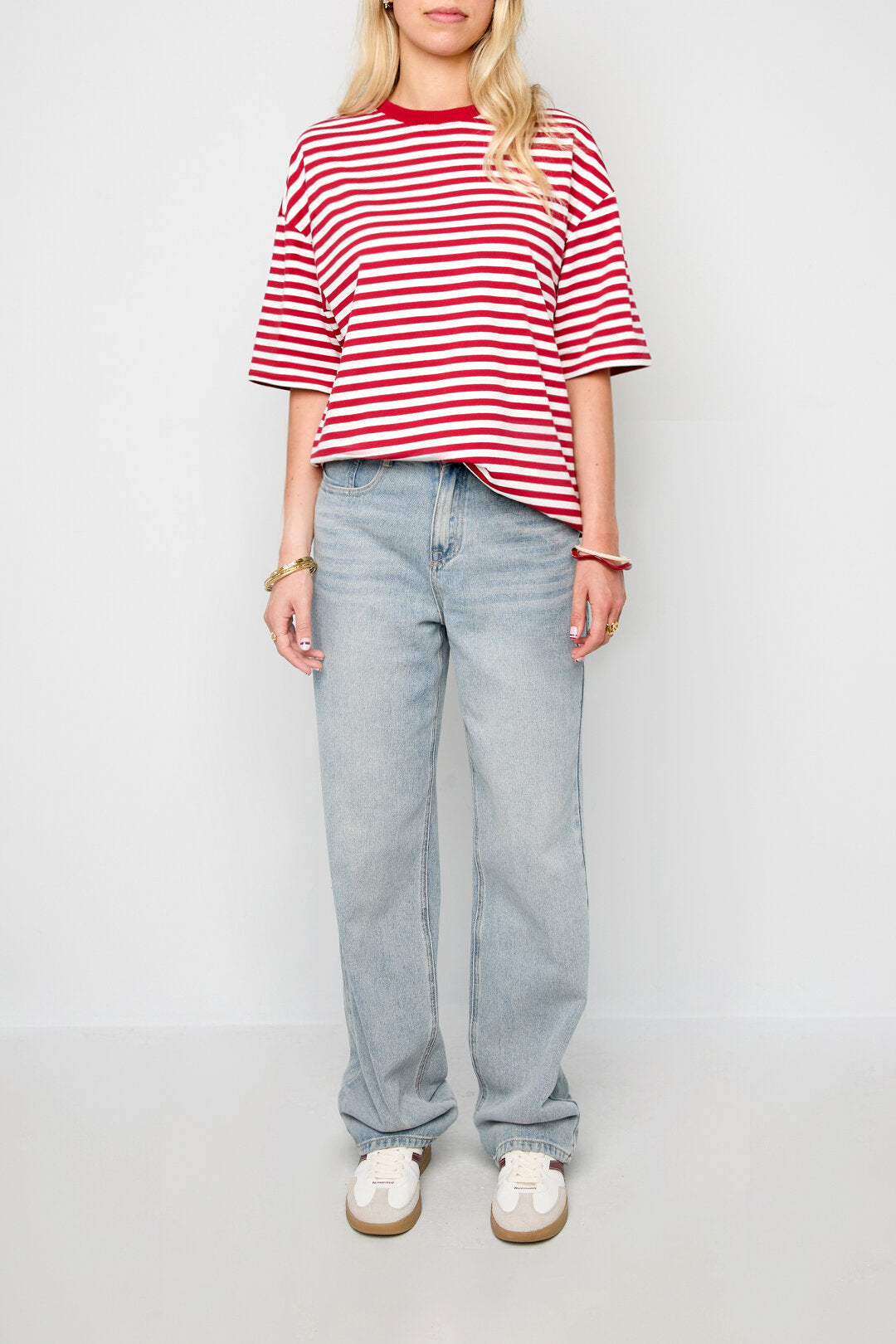 Das bunt gestreifte T-Shirt