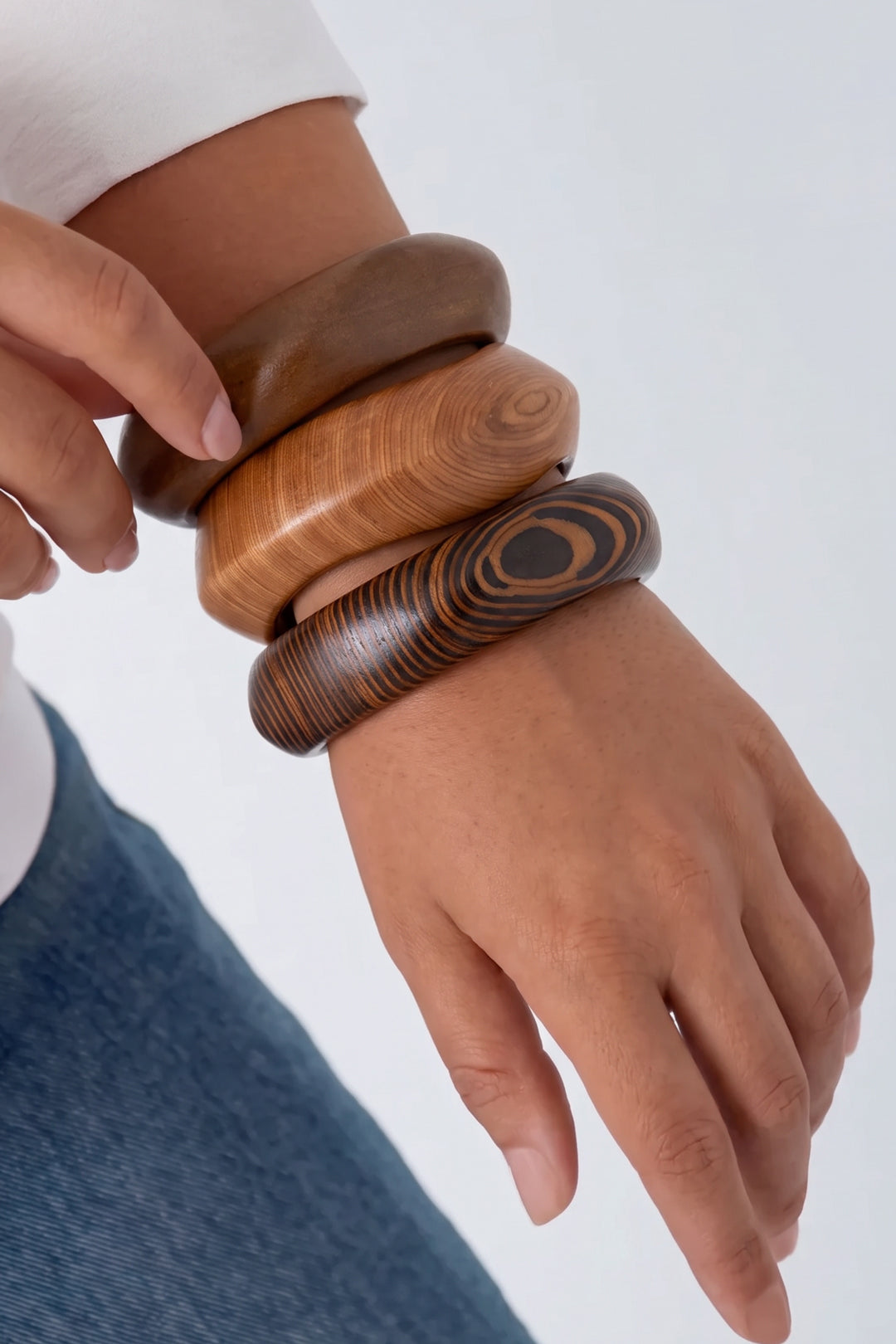 Holzarmreifen, unregelmäßige Form, schlichte Alltags-Serie, Damenschmuck
