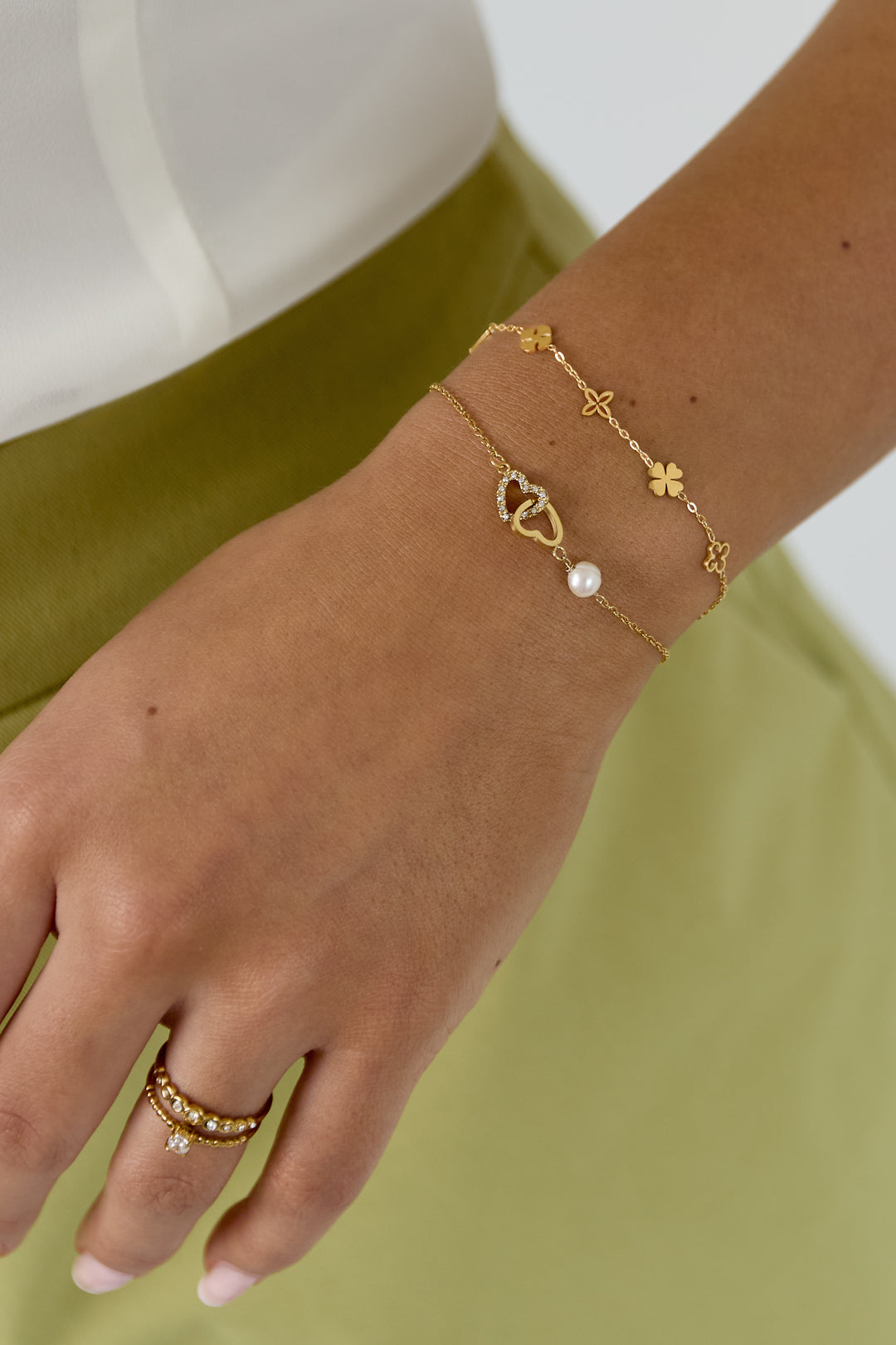 Armband mit fünf Anhängern – Goldfarbe - Goldfarbefarbe