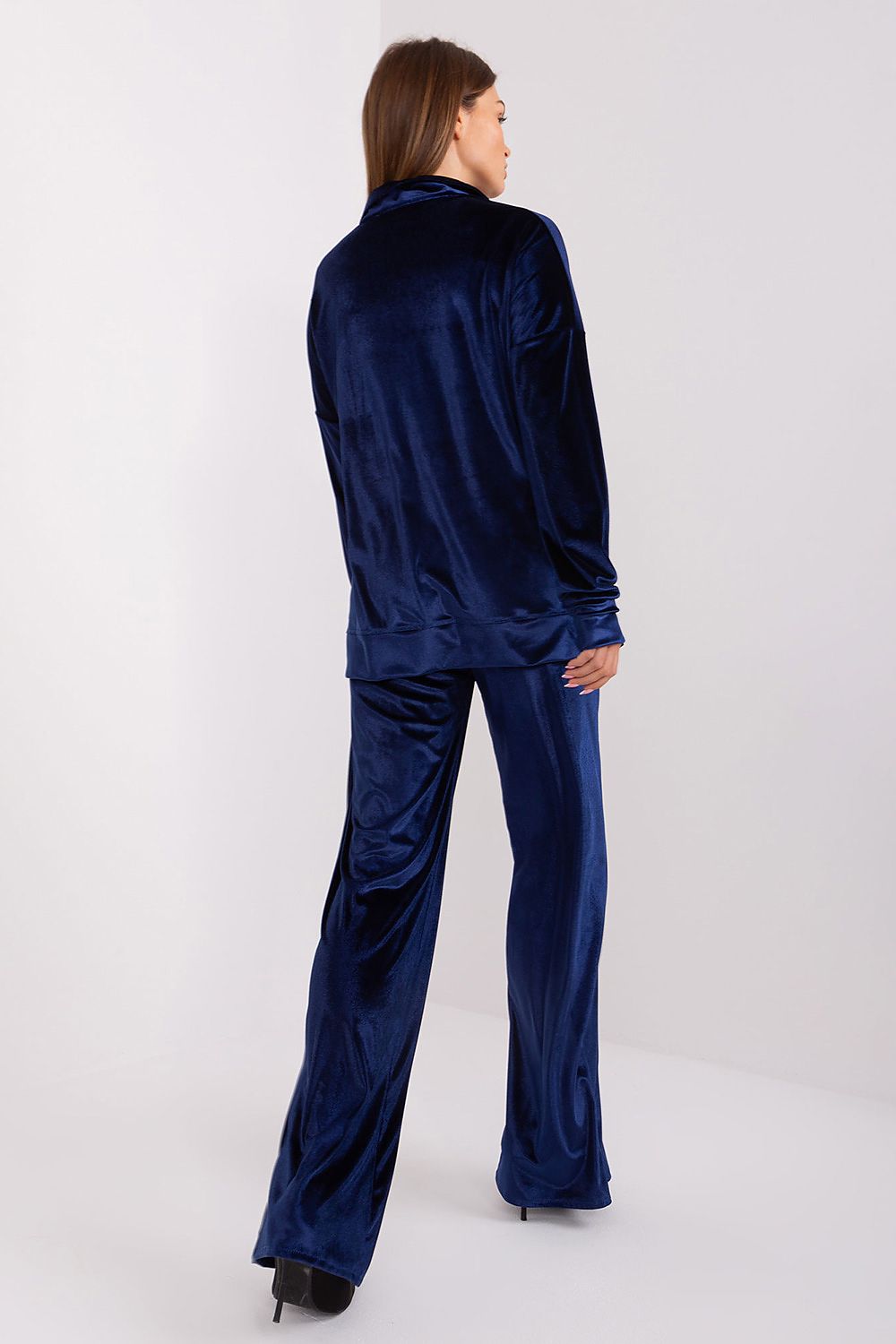 Lakerta Velours-Set in Marineblau mit weiter Hose, Rückansicht