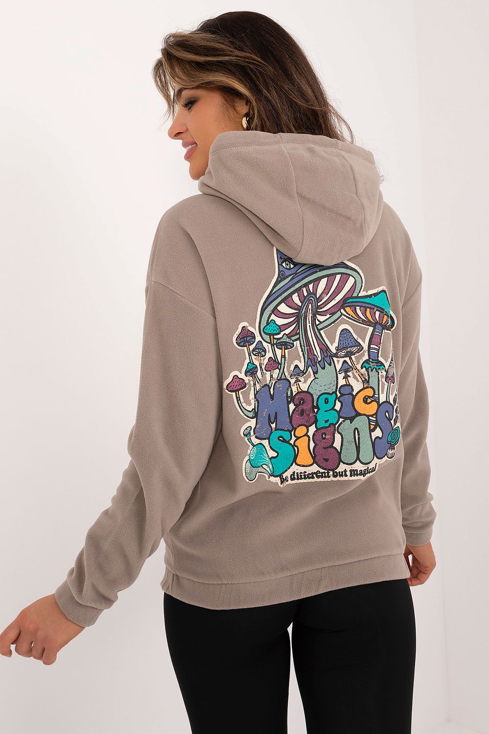 Sublevel Hoodie in Taupe mit großem Rückendruck, Rückansicht
