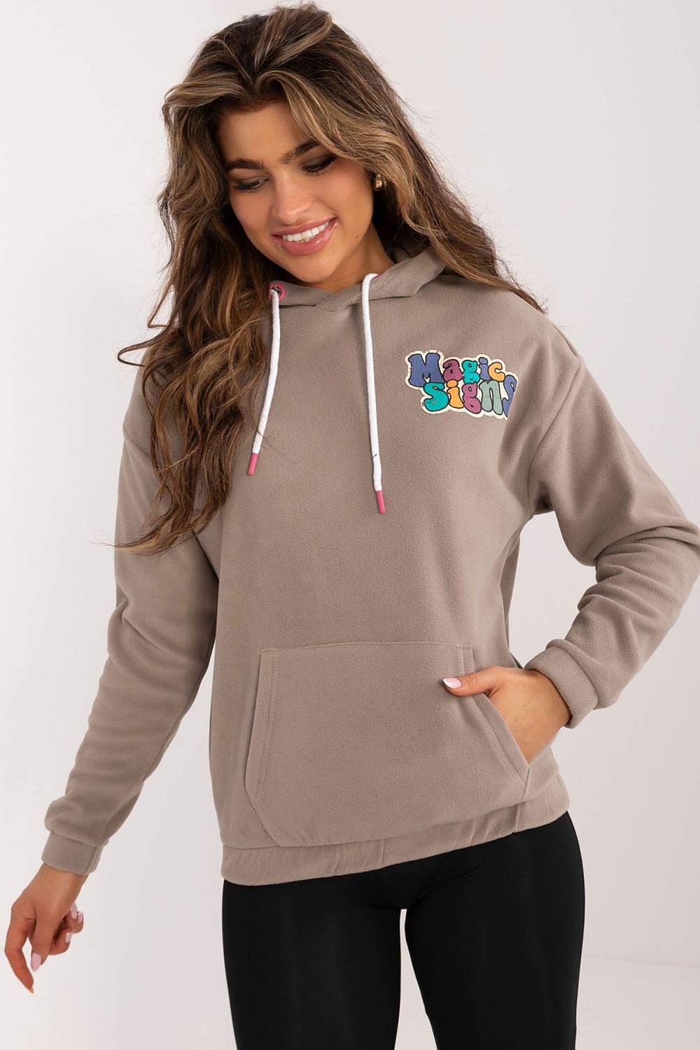 Sublevel Hoodie in Taupe mit kleinem Brustprint, Vorderansicht