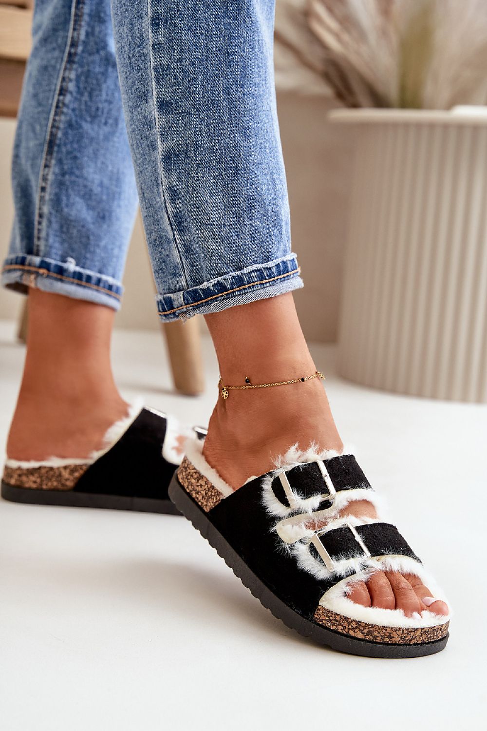 Step in style Pantolette in Schwarz mit Kunstfellfutter, Seitenansicht