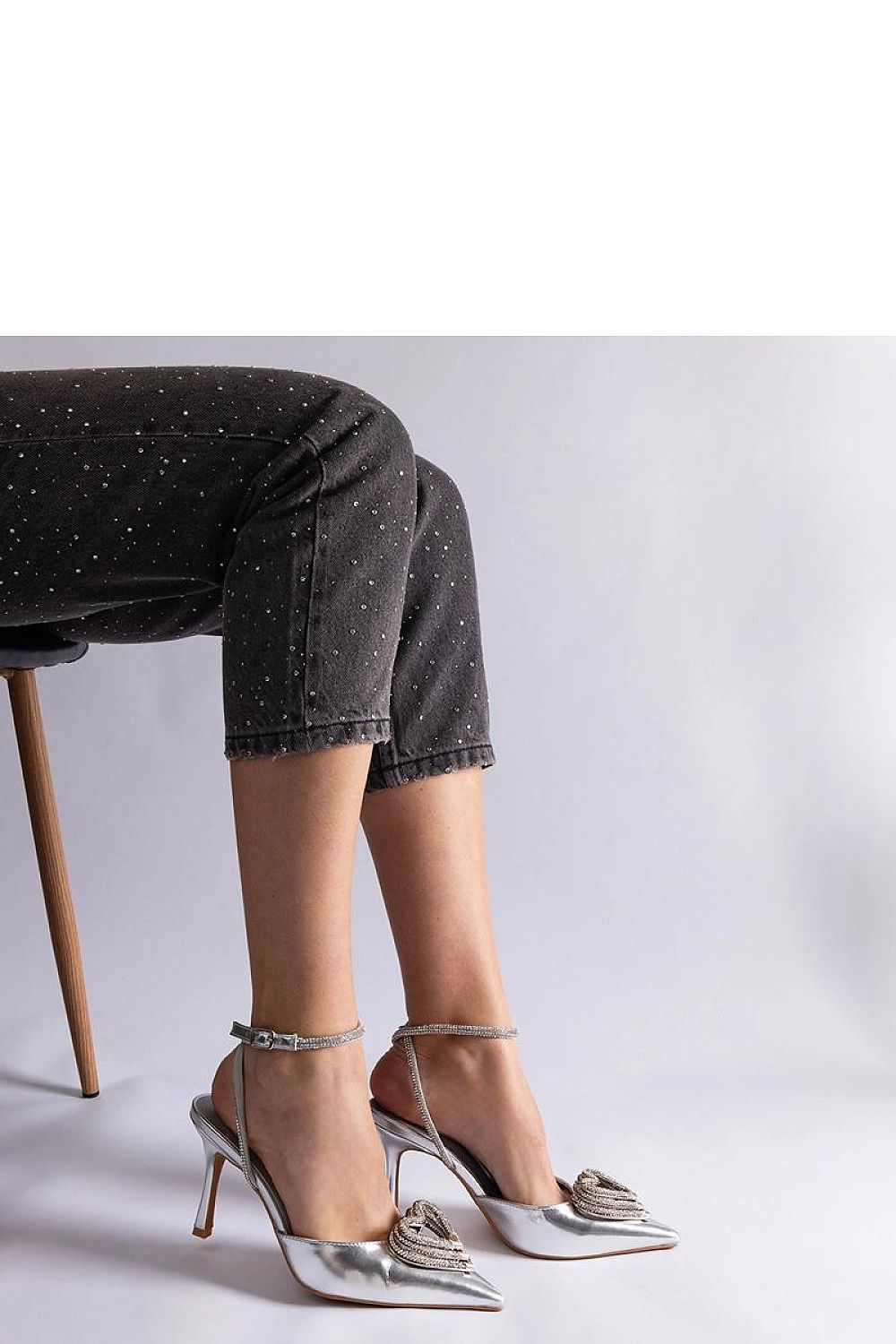 Solea silberne Pumps mit Pfennigabsatz und Zirkonia-Verzierung, Seitenansicht