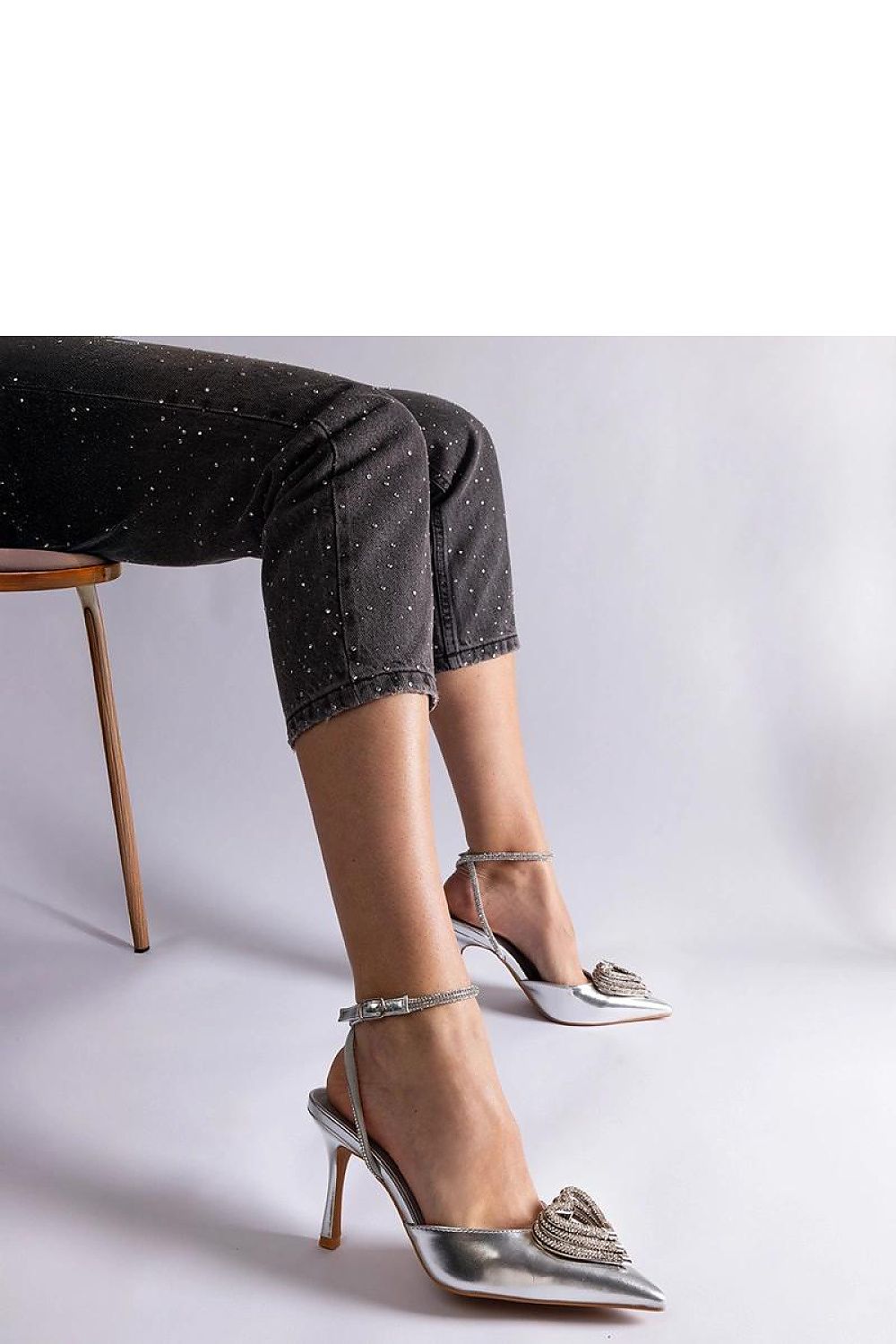Solea silberne Pumps mit Pfennigabsatz und Zirkonia-Verzierung, Detailansicht