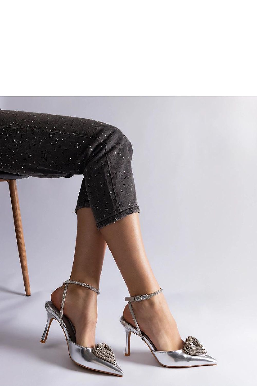 Solea silberne Pumps mit Pfennigabsatz und Zirkonia-Verzierung, Seitenansicht