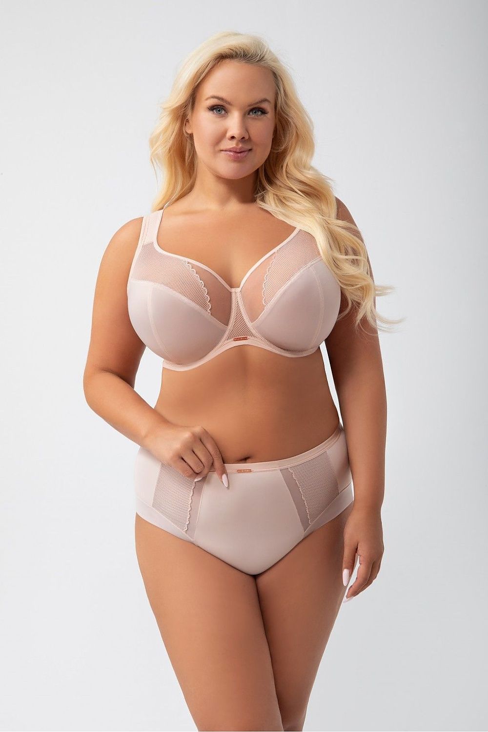 Gorsenia Lingerie Soft-BH in Beige mit Spitzendetails, Ganzkörperansicht