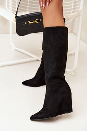 Step in style schwarze kniehohe Plateau-Stiefel aus Velours in Seitenansicht