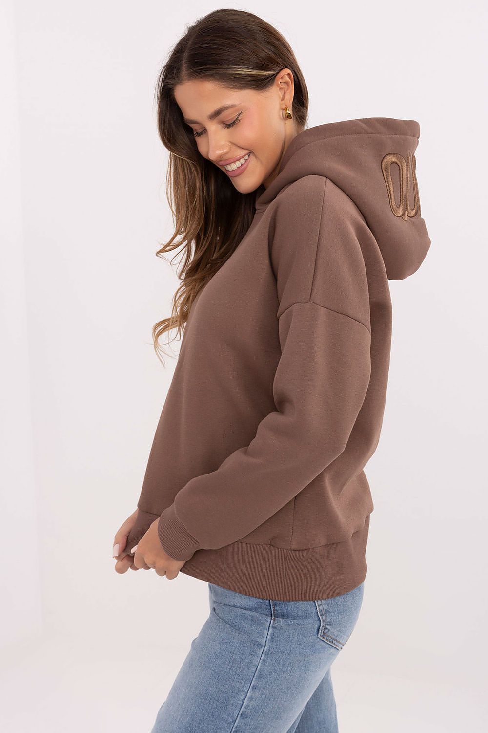 Relevance Hoodie in Braun mit Kapuze und Schriftzug, Seitenansicht