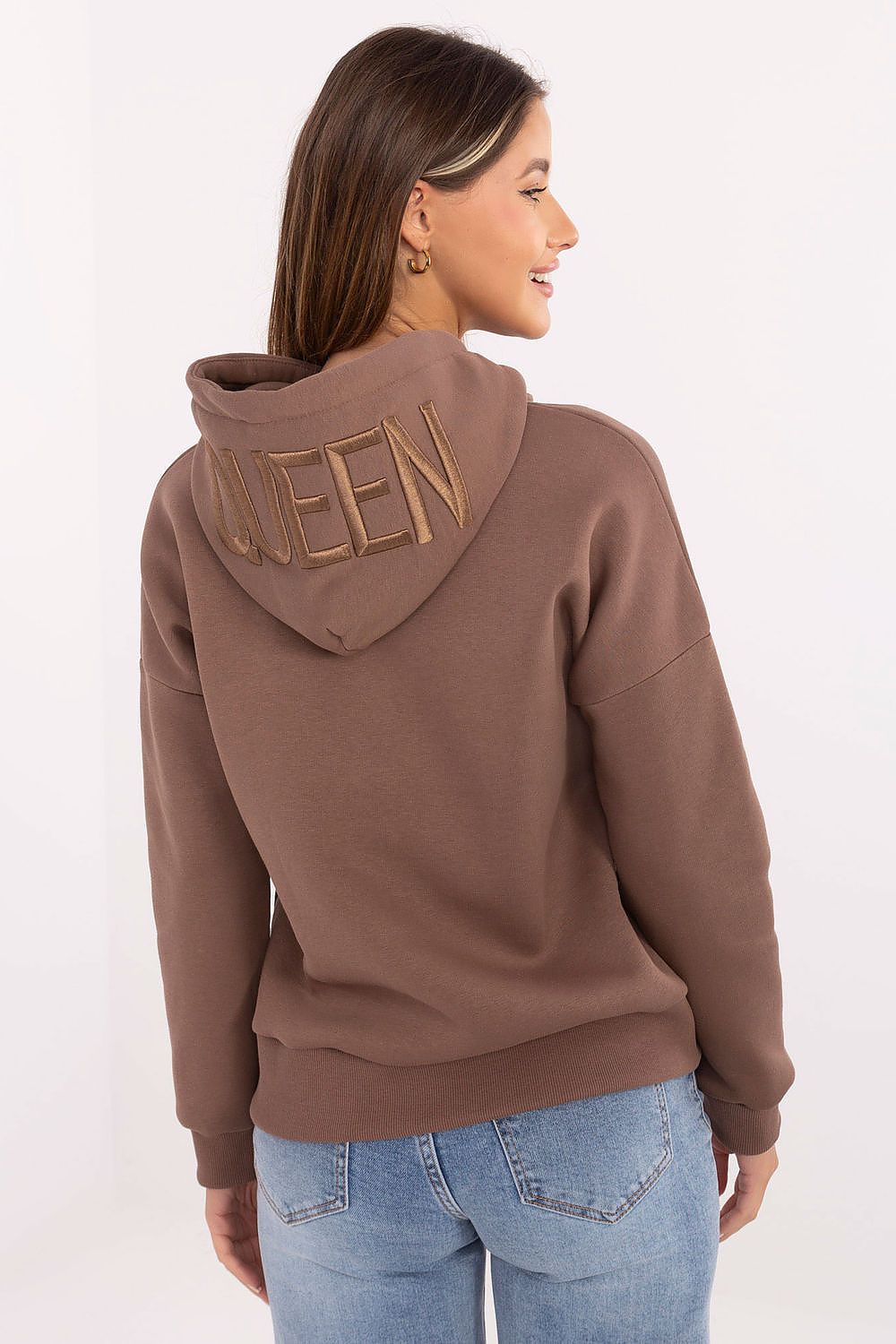 Relevance Hoodie in Braun mit Kapuze und Schriftzug, Rückansicht