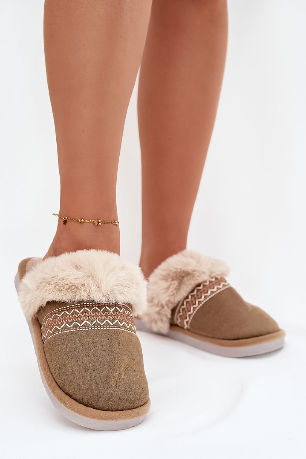 Step in style Pantolette beige mit Kunstfell und Zierstickerei, Vorderansicht