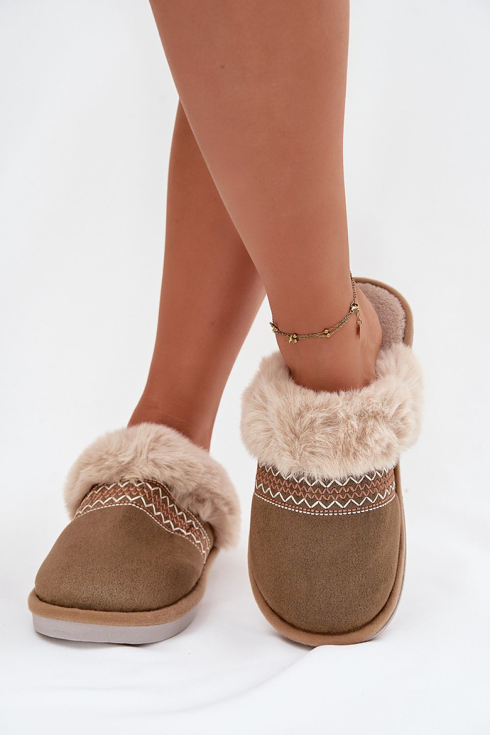Step in style Pantolette beige mit Kunstfell und Zierstickerei, Vorderansicht