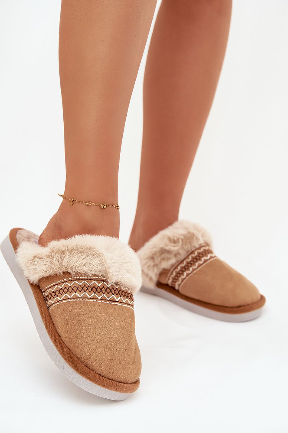Step in style Pantolette beige mit Kunstfell und Zierstickerei, Vorderansicht