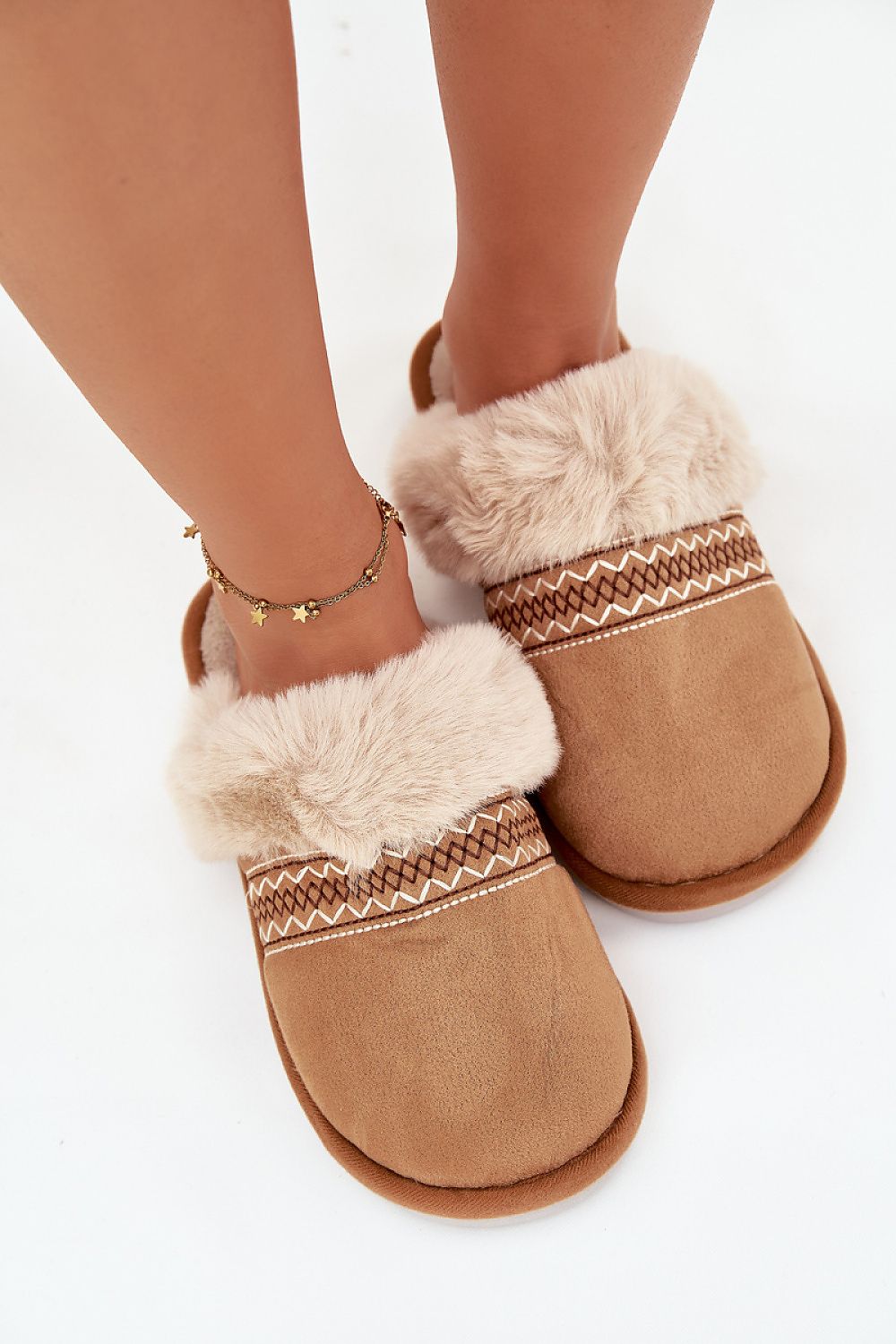 Step in style Pantolette beige mit Kunstfell und Zierstickerei, Vorderansicht