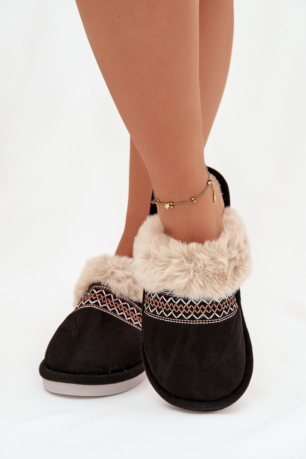 Step in style Pantolette schwarz mit Kunstfell und Zierstickerei, Vorderansicht